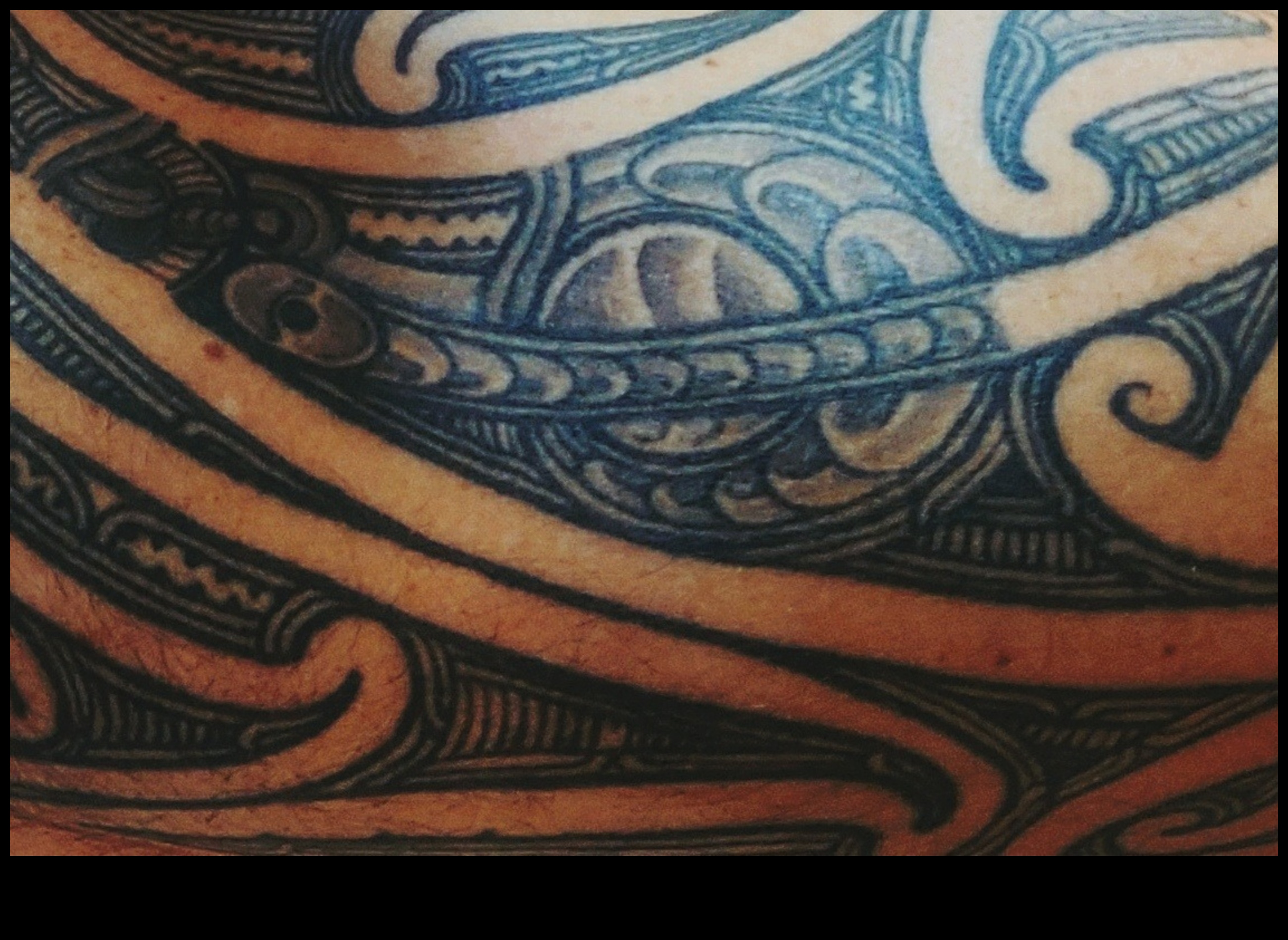 Tapiserie tatuaj: țesut povești prin design